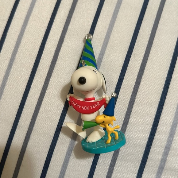 Happiness is Peanuts all year round NEWS YEARS CELEBRATION ornament - Picture 4 of 4